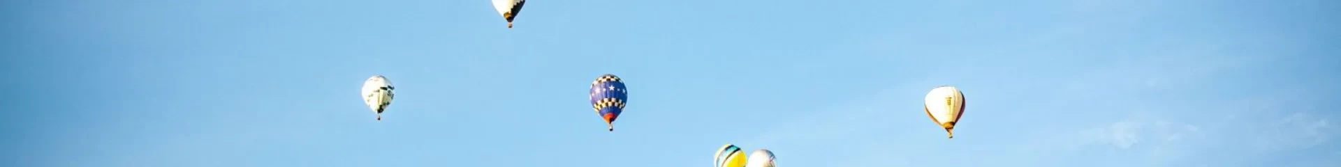 viele Ballone am Himmel